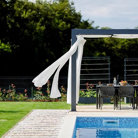 Willa Sleeps 8 With Pool Air Con And Wifi *