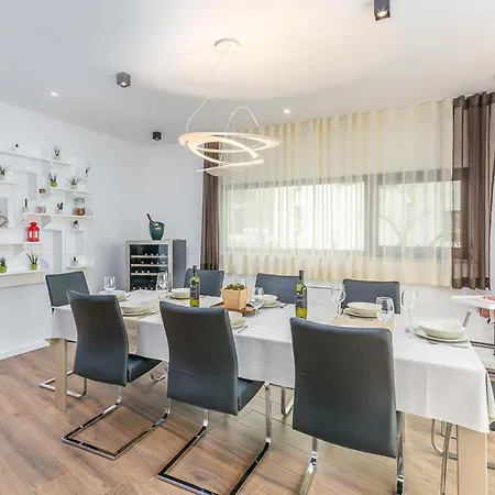 Sleeps 8 With Pool Air Con And Wifi Willa *