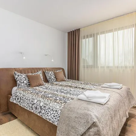 Sleeps 8 With Pool Air Con And Wifi