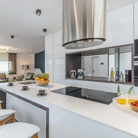 Sleeps 8 With Pool Air Con And Wifi Willa
