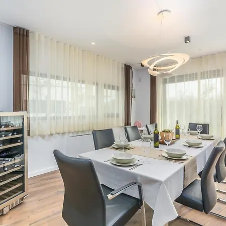 Sleeps 8 With Pool Air Con And Wifi Filipac