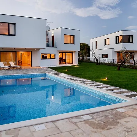 Sleeps 8 With Pool Air Con And Wifi