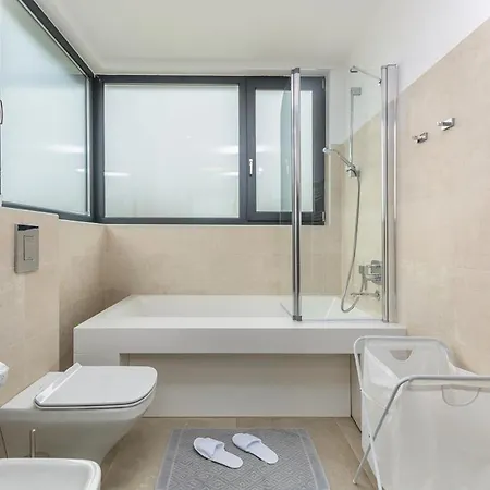 Sleeps 8 With Pool Air Con And Wifi